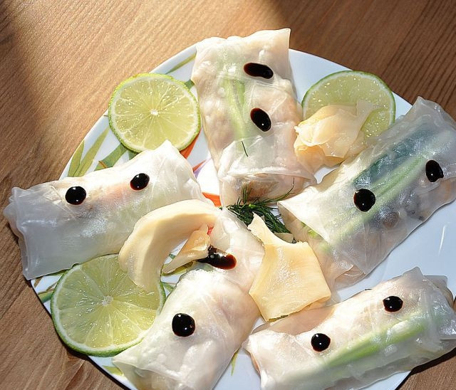 1. Этап. Рисовые роллы: 4. Заворачиваем рулеты. Можно дополнительно поджарить роллы на сковороде. Украшаем лимончиком и подаем к столу.