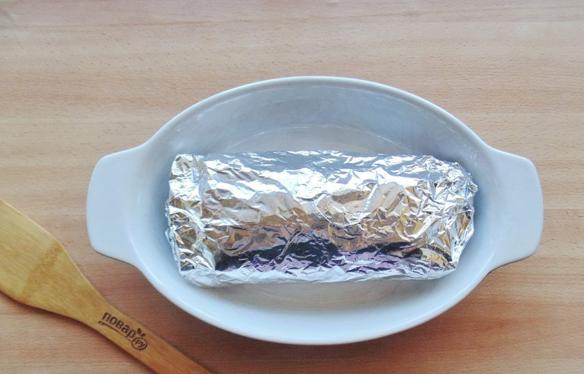 1. Этап. Судак запеченный в лаваше: Выложите лаваш с судаком в форму для запекания, завернув предварительно в фольгу.