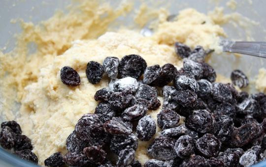 1. Этап. Сконы: Добавляем в тесто изюм.
