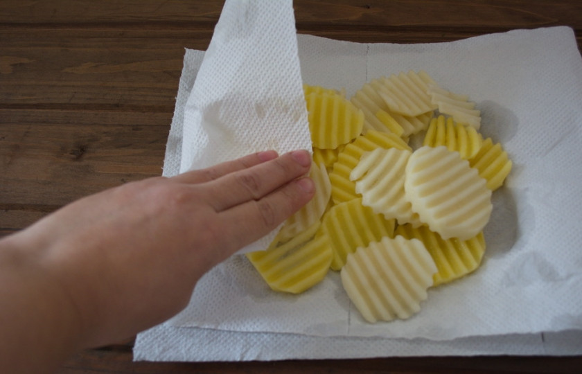 1. Этап. Свинина с картошкой на сковороде: Слейте воду с картофеля. Промокните картофель салфеткой, чтоб удалить всю влагу.