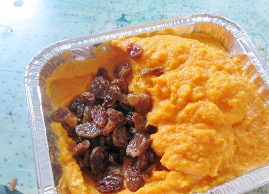 1. Этап. Морковное суфле: Добавьте изюм, отжав его от воды. Массу перемешайте.