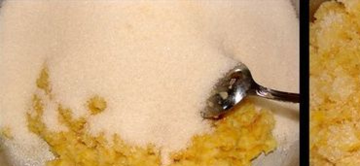 1. Этап. Варенье из лимонов через мясорубку: Получившуюся массу необходимо засыпать сахаром и дать 10-15 минут настояться.