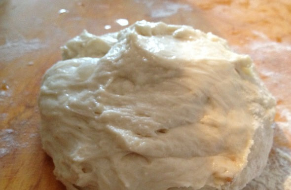 1. Этап. Пирожки с клюквой: 1. Рецепт приготовления пирожков с клюквой начинается, разумеется, с теста. Сперва нужно соединить просеянную муку, сахар, щепотку соли и дрожжи. Затем добавить сливочное масло, перемешать и ввести теплое молоко. Если качество дрожжей вызывает сомнения, тогда лучше сначала растворить их в теплом молоке с сахаром, а затем добавить к муке. Замесить мягкое, эластичное тесто. Накрыть его и поставить в теплое место минимум на 1 час.