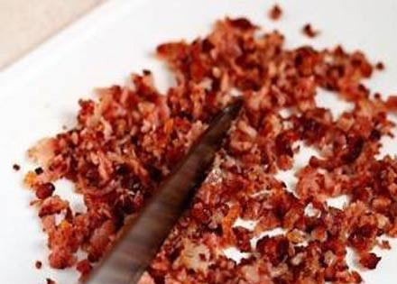 1. Этап. Колобки Три сыра: Бекон мелко нарежьте и обжарьте на сковороде, чтобы он стал хрустящим.