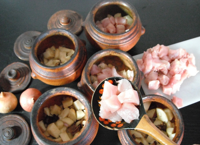 1. Этап. Курица с грибами в горшочке: В горшочки укладываем картофель с грибами и луком, потом курицу, затем снова картофель.