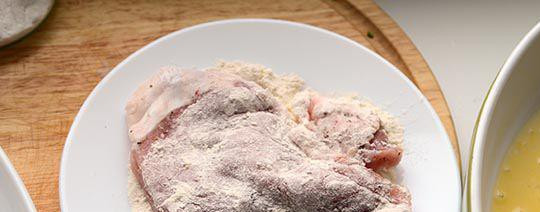 1. Этап. Отбивные из свинины в мультиварке: Теперь свинину необходимо обвалять в муке.