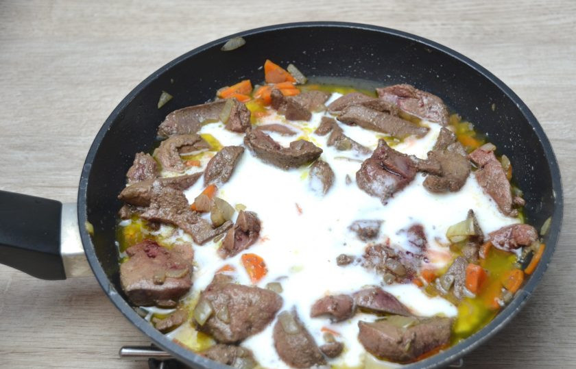 1. Этап. Тушеная печень в кефире: Влейте в сковороду стакан кефира, посолите, поперчите, продолжайте тушить.