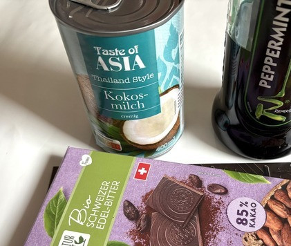 1. Этап. Шоколадно-кокосовый мусс: Поставьте кокосовое молоко заранее в холодильник, чтобы сформировался белый, твердый слой. Шоколад берите вкусный, ваш любимый, от него зависит вкус мусса.