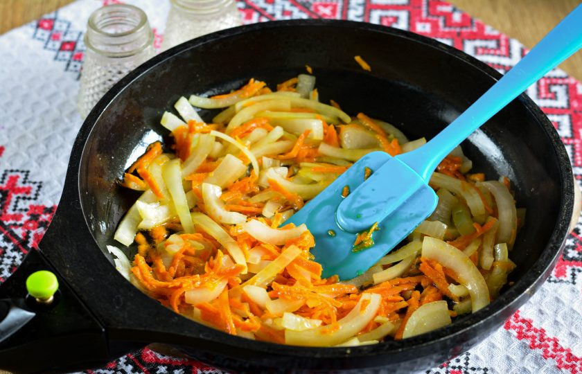 1. Этап. Тушеная капуста с ветчиной: Обжарьте на растительном масле лук и морковку до мягкости - примерно 2-3 минуты.