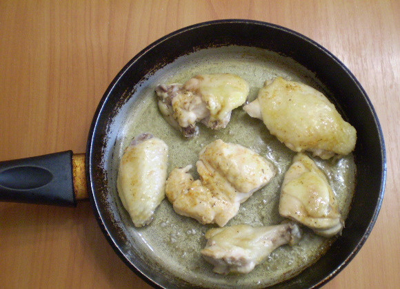 1. Этап. Жареная курица кусочками на сковороде: Переворачиваем, делаем меньше огонь и дожариваем под крышкой, пока мясо не приобретет красивый золотой цвет корочки. При проколе должен вытечь прозрачный сок. Курица готова, можно снимать.