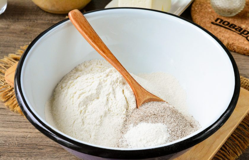 1. Этап. Печенье Нескафе: Просейте пшеничную муку в глубокую миску, всыпьте сахар, разрыхлитель и добавьте растворимый кофе 