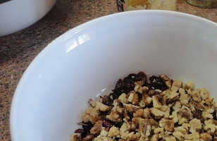 1. Этап. Карамельный медовик постный: Поджаренные и крупно нарезанные орехи соедините с клюквой.