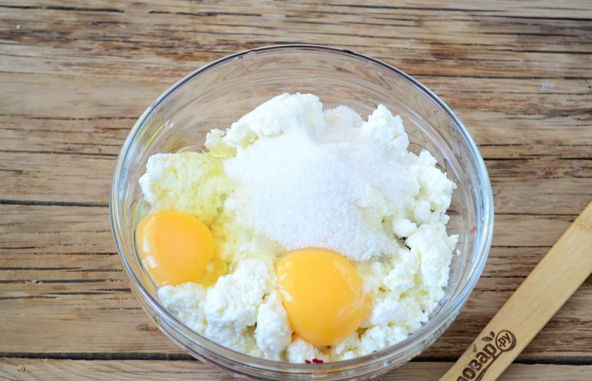 1. Этап. Свекольные сырники в духовке: Затем добавьте в миску творог (его можно предварительно пропустить через мясорубку или перетереть через сито), яйца и сахар.