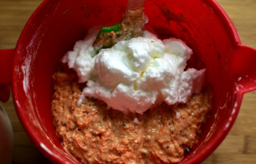 1. Этап. Морковный торт с ароматом апельсина: Добавьте морковь и хорошо перемешайте. Взбейте белки до жестких пиков и в три приема вмешайте их в тесто лопаткой складывания сверху вниз и по кругу.