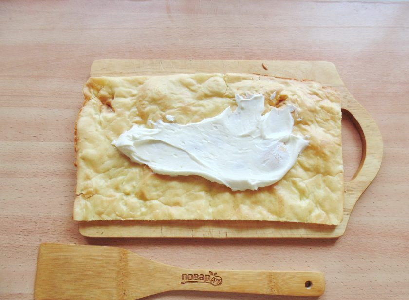 1. Этап. Торт Соблазн: Каждый корж разрежьте на две части. Выложите порцию крема на корж.