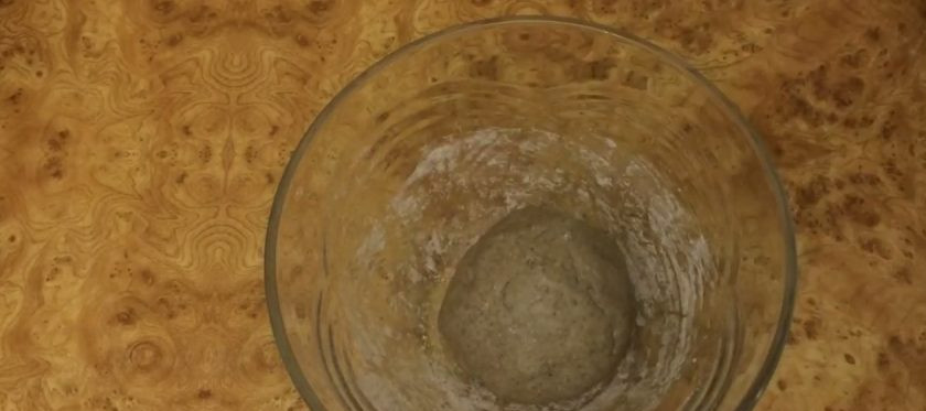 1. Этап. Хлеб Полярный простой: 1. Приготовьте закваску: стартер разведите водой, добавьте просеянную ржаную муку и хорошо перемешайте, чтобы мука впитала всю жидкость. Тесто округлите и оставьте под пленкой при комнатной температуре на 8 часов.