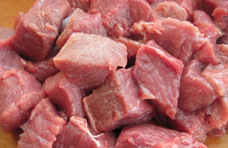 1. Этап. Мясо с фасолью консервированной: Мясо промойте холодной водой и обсушите. Нарежьте кубиками.