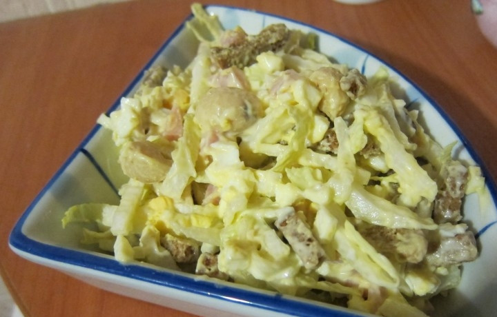 1. Этап. Салат из пекинской капусты с ветчиной: Заправьте салат майонезом и посолите. Ингредиенты перемешайте. Приятного аппетита!