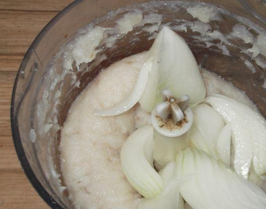 1. Этап. Котлеты из фарша минтая: 2. В чашу блендера выложите рыбный фарш (получить его можно, измельчив филе минтая) и очищенную луковицу.