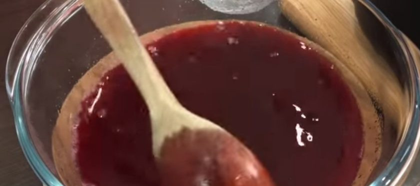 1. Этап. Творожный торт с вишневым желе: 2. Добавьте сахар и перемешайте. Слегка остудите вишню и слейте сок через сито. К соку добавьте желатин и размешайте. Приготовьте бисквит: яйцо комнатной температуры взбейте до пышной пены.