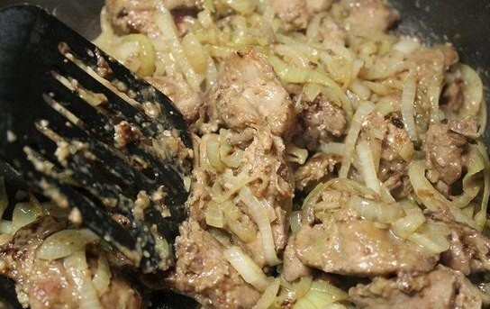 1. Этап. Куриная печень с луком: 3. Чистим и моем лук, нарезаем его полукольцами и отправляем к печени, перемешиваем и жарим на сильном огне. После 5 минут убавляем огонь, накрываем крышкой и тушим 5-7 минут.