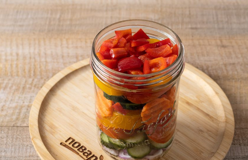 1. Этап. Салат «Лето в банке»: Добавьте морковь и плотно заполните банку оставшимися овощами. Верхний слой должен быть либо из огурцов, либо из болгарского перца. Влейте в банку растительное масло.