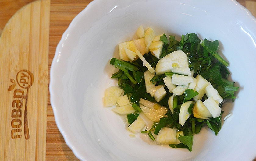 1. Этап. Фриттата с брокколи и сладким перцем: 1. Чеснок и лук произвольно нарежьте и залейте соком лимона и оливковым маслом.