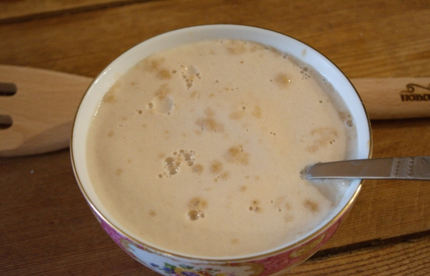 1. Этап. Дрожжевое тесто на майонезе: Оставьте дрожжи в миске просто на столе. Они за 10 минут проснутся, и на поверхности жидкости появится 