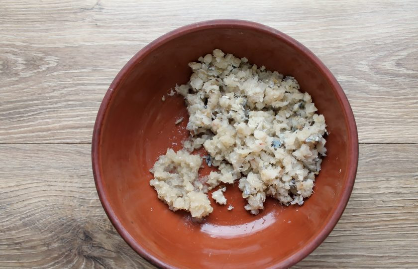 1. Этап. Котлеты из судака на пару: Возьмите 500 грамм фарша и добавьте к нему пропущенный через мясорубку репчатый лук.