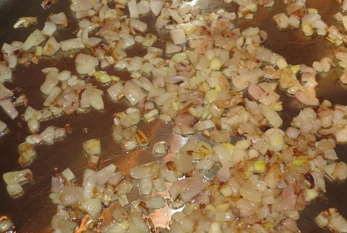 1. Этап. Мексиканская смесь: 6. Обжариваю измельченный репчатый лук до золотистого цвета.