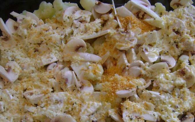 1. Этап. Цветная капуста с грибами в духовке: Капусту с грибами залить яично-сливочной смесью, сбрызнуть оливковым маслом и посыпать сухарями.