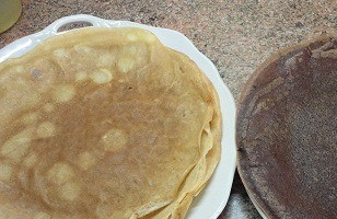 1. Этап. Ванильные блины с шоколадной начинкой: Испечь 6 белых блинов. Затем в оставшееся тесто добавить порошок какао и испечь еще 6 темных блинов.