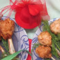 Тюльпаны из куриных ножек и крылышек Куриные голени и крылышки промыть. У голеней сделать надрез вокруг косточки коленного сустава и, подрезая мясо вдоль косточки, выворачиваем филе наизнанку. В итоге получается косточка-