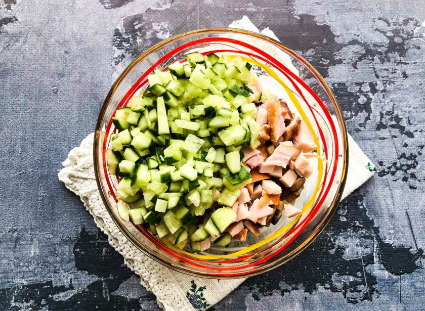 1. Этап. Салат Гнездо с чипсами: Огурец хорошо помойте и нарежьте кубиками.