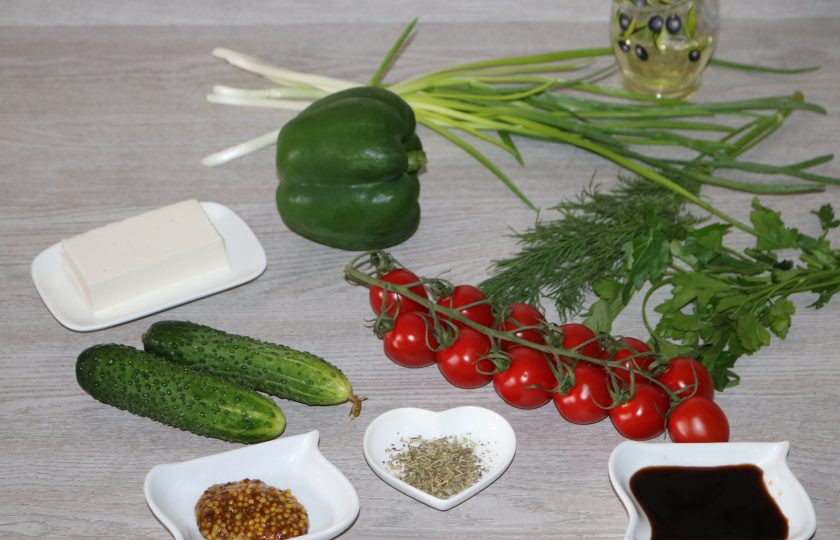 1. Этап. Салат с зелёным болгарским перцем: Подготовьте все ингредиенты.