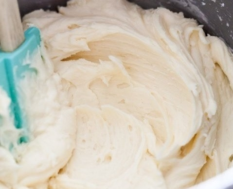 1. Этап. Торт Шикарный: 9. Отдельно взбейте сливочное масло с небольшим количеством сахарной пудры, смажьте торт со всех сторон. Уберите его в холодильник часа на 4. Приготовьте мастику за это время.