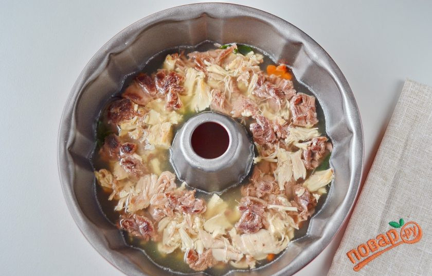 1. Этап. Домашний холодец из говядины и курицы: Мой холодец застыл уже через 2 часа, благодаря тонкому слою мяса. Он отлично держит форму, я просто перевернула его на блюдо и он легко отстал от формы. С Наступающим!!!