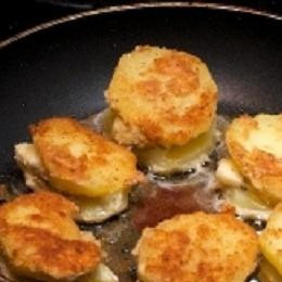 1. Этап. Картофель и сыр с плесенью: 3. В отдельной мисочке взбейте яйцо. В плоскую тарелочку насыпьте панировочные сухари. У вас получились симпатичные бутербродики. Обмакните их в яйцо и обваляйте в сухарях. Теперь осталось обжарить их с двух сторон на оливковом масле. Жарьте по 2-3 минуты с каждой стороны. Таблеточки должны стать румяными. Подавать их можно теплыми и холодными. Украсьте зеленью и приятного аппетита!