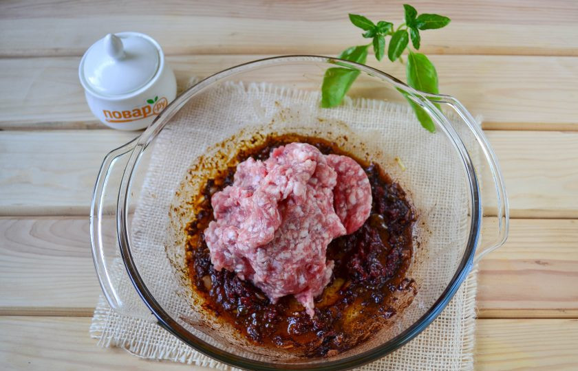 1. Этап. Жаркое из говяжьего фарша, помидоров и фасоли: Добавьте в кастрюлю фарш, и постоянно разминая его ложкой, обжарьте в течение 5-7 минут.