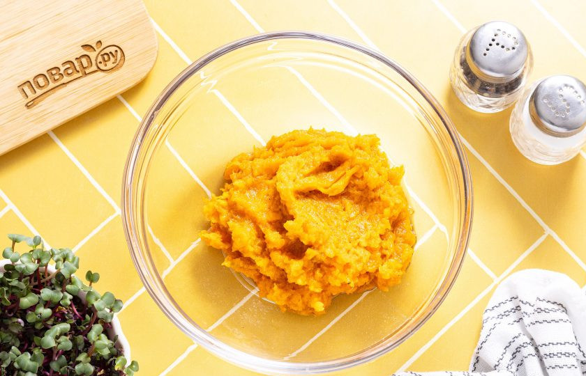 1. Этап. Фалафель из батата: Разомните батат в пюре.