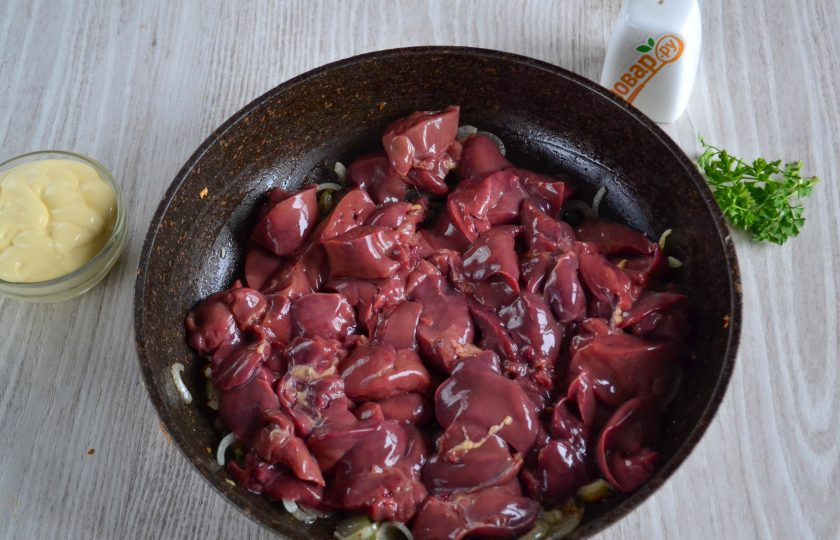 1. Этап. Куриная печень на сковороде с майонезом: Отправьте в сковороду печень и обжарьте на огне выше среднего, чтобы она схватилась со всех сторон.