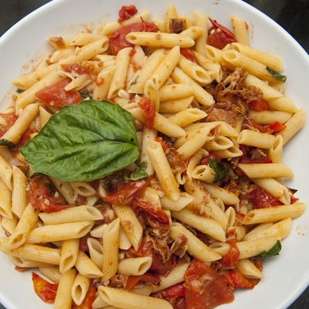 1. Этап. Паста с беконом и помидорами: 14. Подавайте макароны с беконом и помидорами порционно, украсив блюдо свежим листиком базилика. К блюду подайте тертый Пармезан. Приятного аппетита!