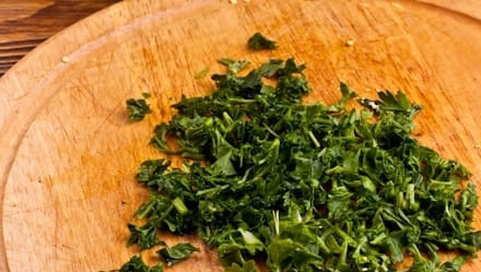 1. Этап. Салат с маринованными мидиями: Зелень промойте, обсушите и измельчите.