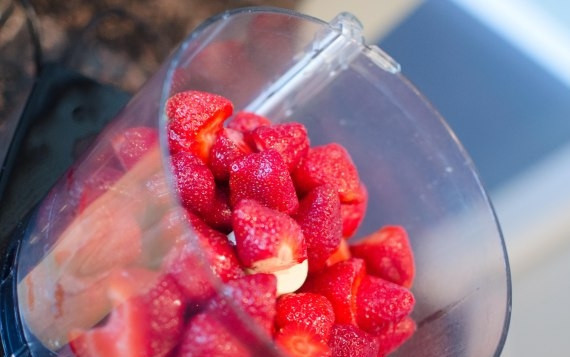 1. Этап. Клубничный джем без сахара: Ягоды измельчаем в блендере до однородной массы.