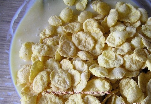 1. Этап. Торт Осенний поцелуй после жаркого лета: Всыпьте кукурузные хлопья, хорошо перемешайте.