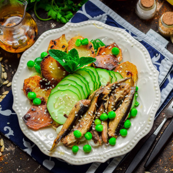 Салат из шпротов с зеленым горошком