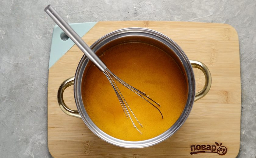 1. Этап. Облепиховый глинтвейн: Перелейте получившуюся жидкость в кастрюлю, разведите с водой.