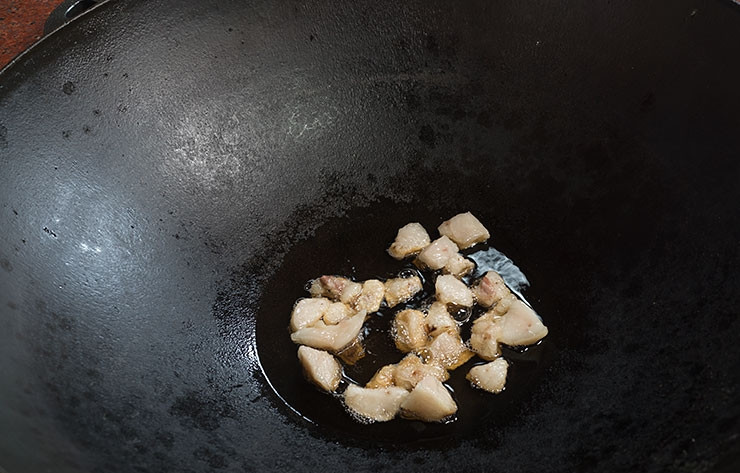 1. Этап. Бараньи ребрышки в казане: 2. На дно казана необходимо выложить мелко порезанное баранье сало. Конечно, его можно заменить и свиным, при необходимости. В раскаленном казане сало начнет медленно таять, отдавая свой жир. Этот процесс на первые несколько минут можно оставить без контроля. Когда сало начнет золотится, несколько раз перевернуть его и аккуратно достать из казана.