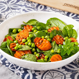 Теплый салат с морковью и горошком