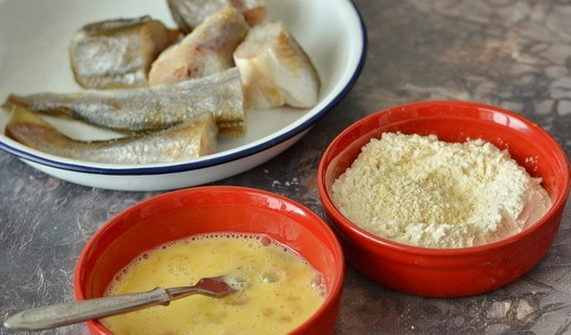 1. Этап. Жареная навага в муке и яйце: В одной миске взбейте яйцо со щепоткой куркумы, а в другую насыпьте муку.